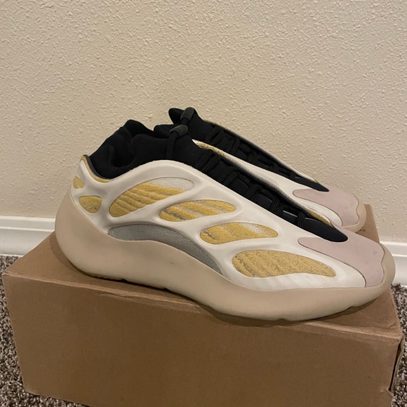 Yeezy 700 Safflower